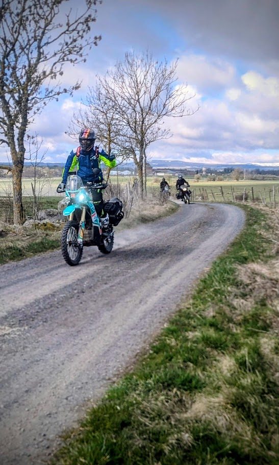Moto trail sur piste de montagne