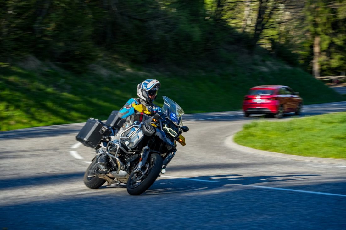 Moto sur route de col alpin