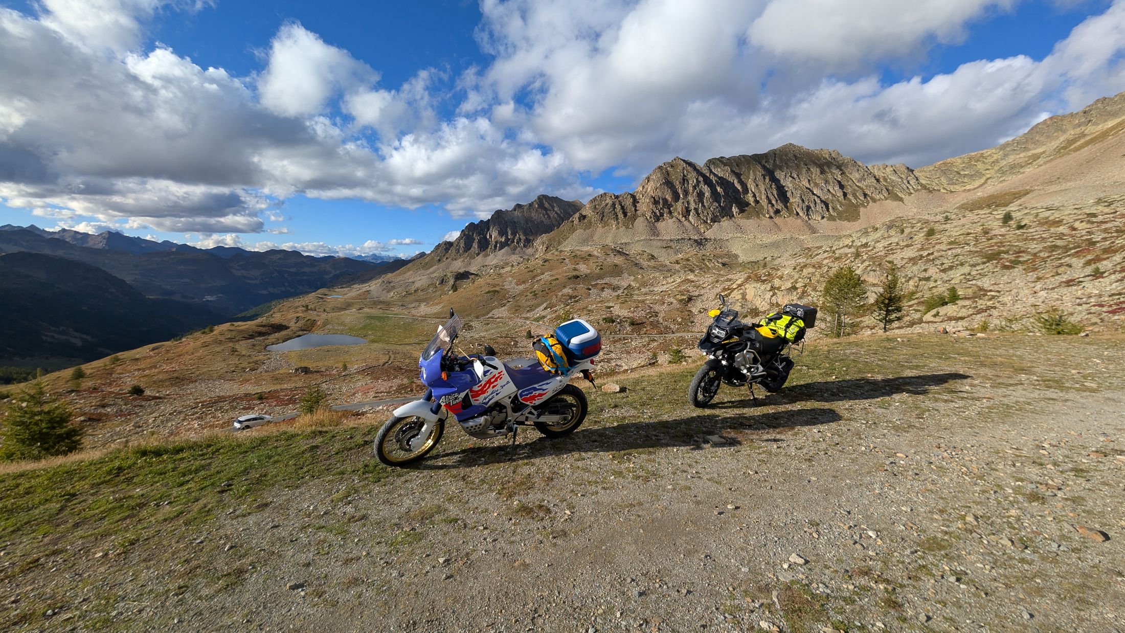 Deux motos trail à un col des Alpes